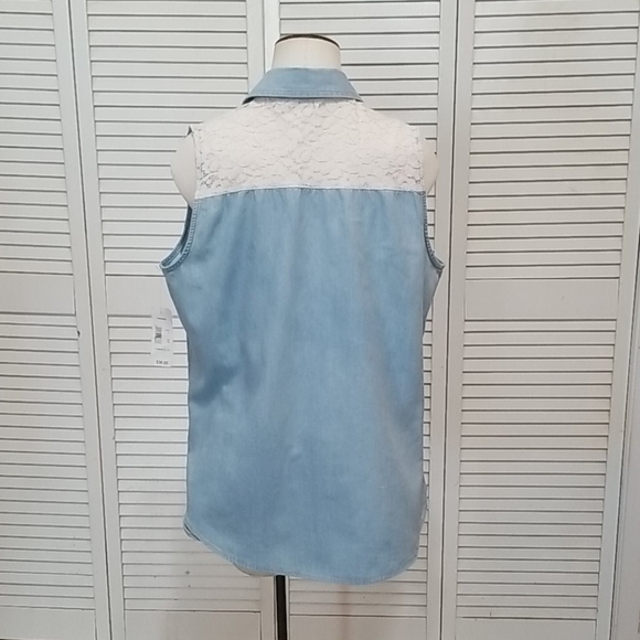 Sleeveless Blouse - Picture 3 of 6